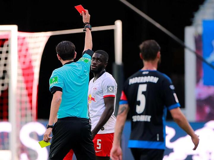 Dayot Upamecano von RB Leipzig bekommt von Schiedsrichter Deniz Aytekin rot gezeigt.