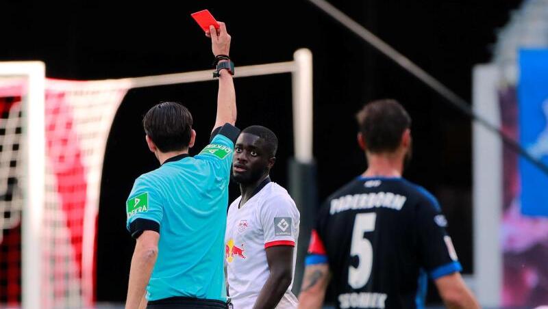 Dayot Upamecano von RB Leipzig bekommt von Schiedsrichter Deniz Aytekin rot gezeigt. Dayot Upamecano von RB Leipzig bekommt von Schiedsrichter Deniz Aytekin rot gezeigt.