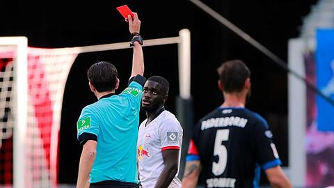 Dayot Upamecano von RB Leipzig bekommt von Schiedsrichter Deniz Aytekin rot gezeigt.