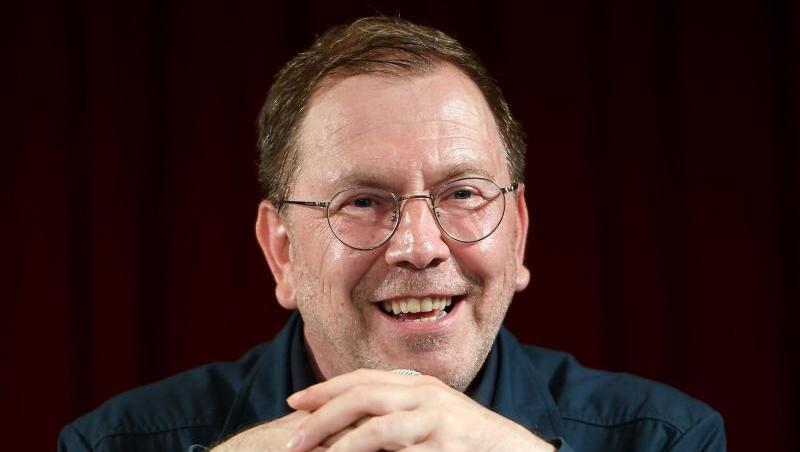 René Pollesch wird die Leitung der Volksbühne als Intendant zur Saison 2021/22 übernehmen. René Pollesch wird die Leitung der Volksbühne als Intendant zur Saison 2021/22 übernehmen.