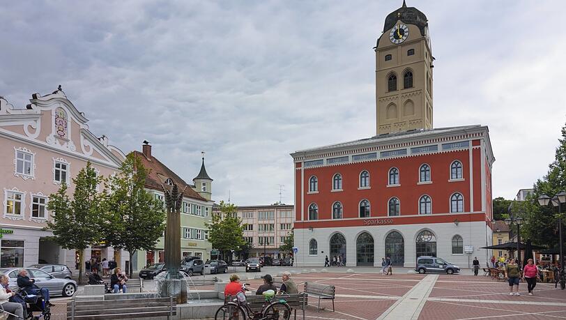Der Schrannenplatz bietet sich mit seinen vielen Bänken als Ort zum Rasten an.