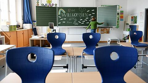 Die Schulleiterin der St.-Martin-Schule in Giesing, Barbara Stange Del Carpio, steht im Klassenzimmer. Trotz der sich ausbreitenden Delta-Variante setzt Michael Piazolos Kultusministerium im bald beginnenden Schuljahr auf Präsenzunterricht und mehr Normalität.