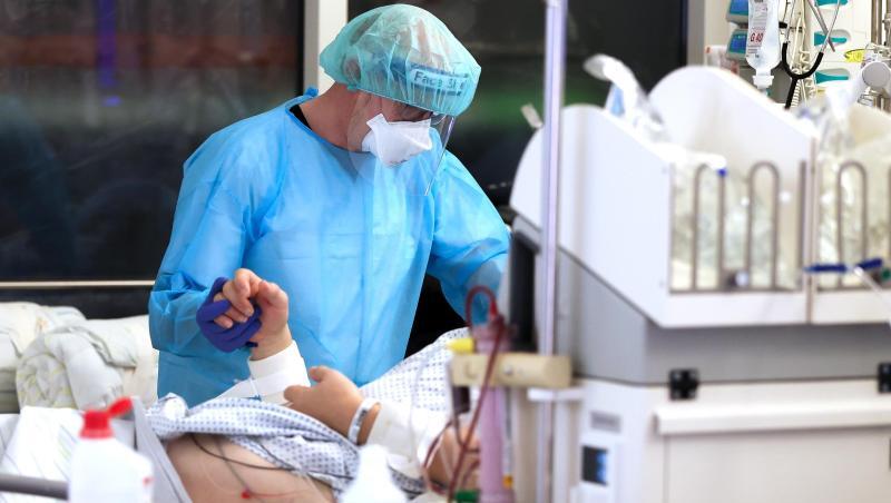 Ein Facharzt versorgt einen Covid-19-Patienten auf der Intensivstation der Leipziger Uniklinik.