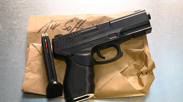 Von einer echten  Pistole kaum zu unterscheiden: Eine als Tatmittel sichergestellte Softairwaffe in der Asservatenkammer der Polizei Dresden. Sie wurde einst bei einem 14-Jährigen konfisziert, die der Jugendliche mit sich führte.