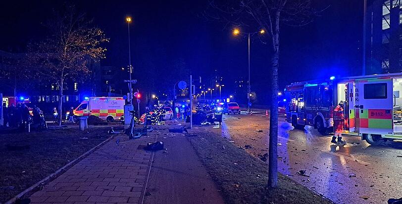 An der Unfallstelle liegen in weitem Umkreis Trümmerteile. Foto: Feuerwehr