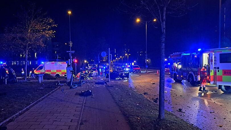 An der Unfallstelle liegen in weitem Umkreis Trümmerteile. Foto: Feuerwehr
