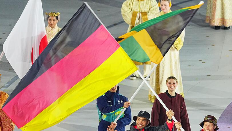 Tobias Wendl (l) und Tobias Arlt tragen die deutsche Fahne.