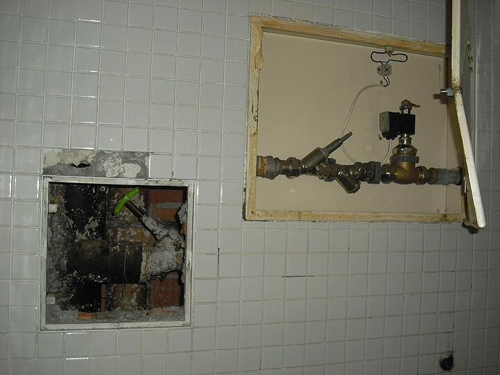 Ein klaffendes Loch in der Wand. Die Klappe daneben schließt nicht mehr.