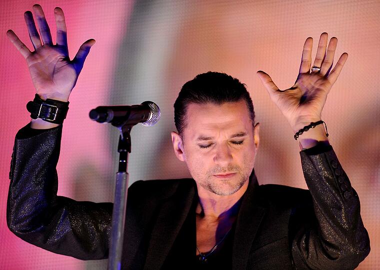 31- Jahre zusammen und immer noch hochexplosiv. Die Band Depeche Mode, die mit ihrem Synthie-Pop die Musik nachhaltig geprägt haben, kommt im Juni nach München. Die Bilder von vergangenen Konzerten und Aktionen.