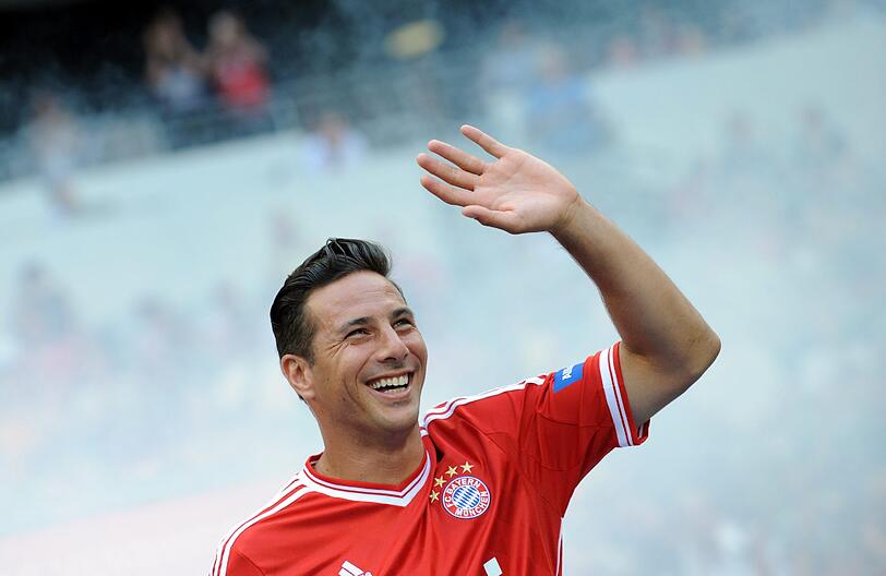 Claudio Pizarro winkt den Fans zu.