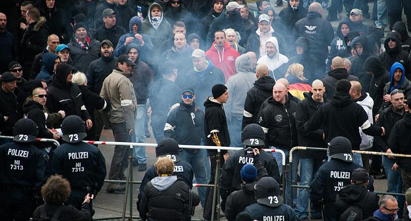 Die Bilder von der Demo gegen Salafisten und der Gegenbewegung.