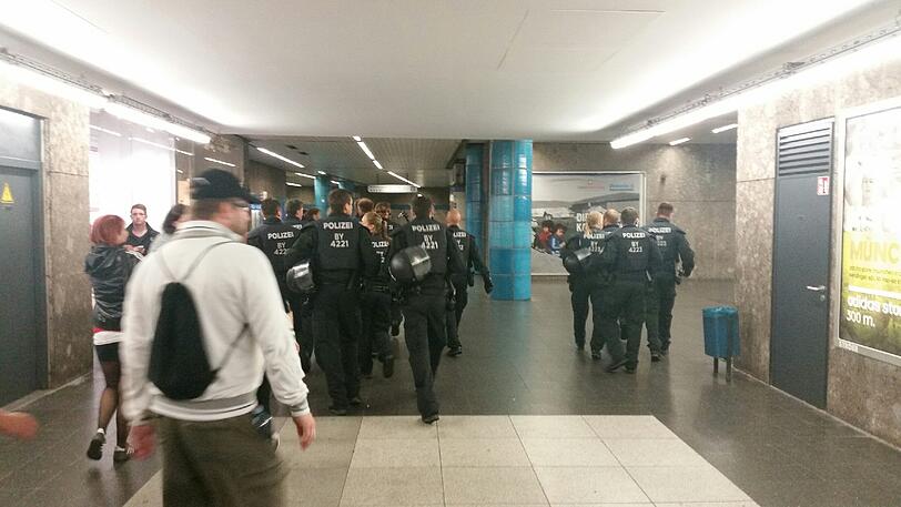 Derby-Stimmung in München: Unter Beobachtung der Polizei versammelten sich die Bayernfans am Vormittag im Tal. Vor dem Grünwalder Stadion kamen die Löwenfans dazu. Rund Tausend Polizisten sind im Einsatz.