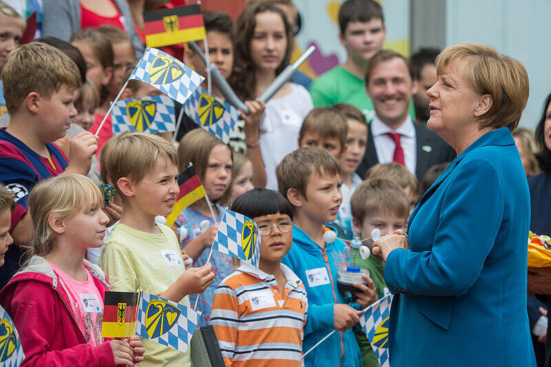Hoher Buch in Niederbayern: Kanzlerin Angela Merkel besuchte am Freitag ein sogenanntes "MINT"-Projekt in der Grund- und Mittelschule in Buch am Erlbach. Die Bilder vom Merkel-Besuch.