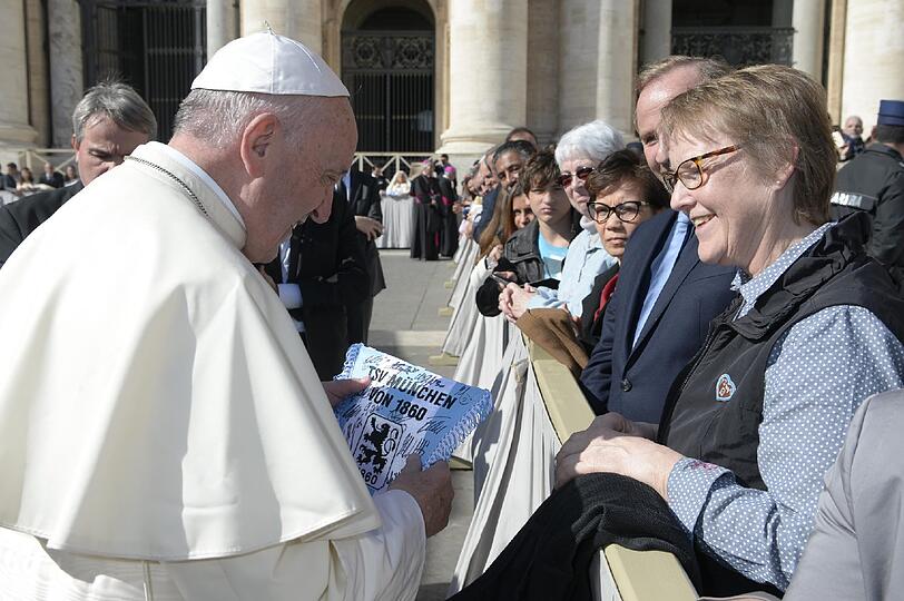 Die Löwen beim Pontifex: Hier empfängt Papst Franziskus die 1860-Delegation um die Fanbeauftragte Jutta Schnell und die beiden Schauspieler und bekennenden Löwen Monika Baumgartner und  Alexander Held.