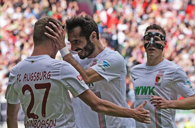 Der FC Augsburg feiert einen 1:0-Sieg gegen den VfB Stuttgart im Schwabenderby.