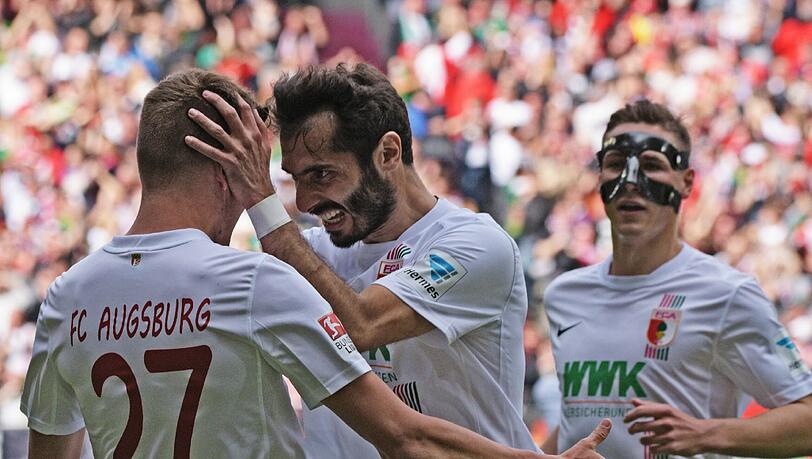 Der FC Augsburg feiert einen 1:0-Sieg gegen den VfB Stuttgart im Schwabenderby. Der FC Augsburg feiert einen 1:0-Sieg gegen den VfB Stuttgart im Schwabenderby.