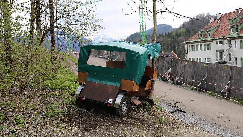 Am Schloss Neuschwanstein wurden bei einem schweren Unfall mit einer Pferdekutsche vier Menschen verletzt - die Fotos vom Unfallort...