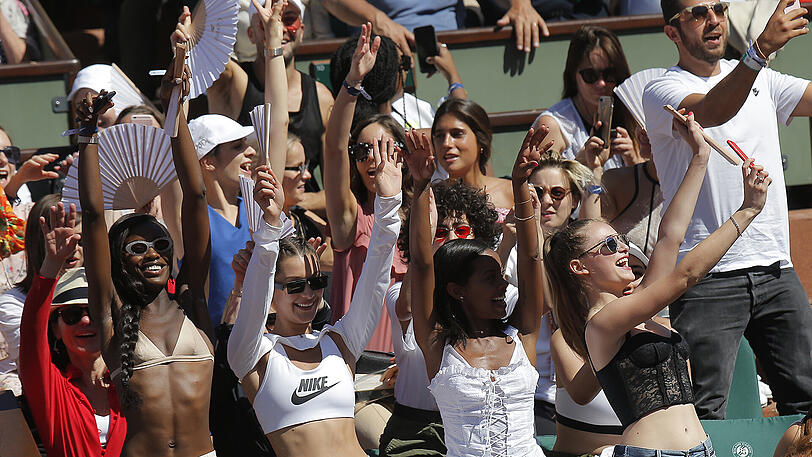Im Finale der French Open setzte sich die 20 Jahre alte Lettin am Samstag gegen Simona Halep aus Rumänien mit 4:6, 6:4, 6:3 durch und feierte damit den ersten Grand-Slam-Titel ihrer Tennis-Karriere. Es war sogar der erste Turniersieg für Ostapenko überhaupt, die die jüngste Paris-Siegerin seit Iva Majoli vor 20 Jahren ist.