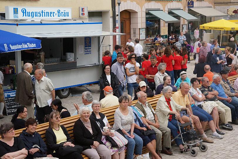 Viele Anwohner kamen pünktlich zur Eröffnung: Der neue Harras mit den langen Sitzbänken.