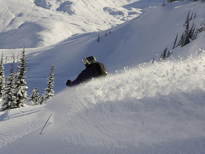 Skifahrers Traum: Unberührte Hänge und weißer Powder