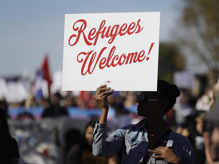 Nicht alle denken so wie Donald Trump: Eine Frau hält während einer Demonstration in San Diego ein Schild mit der Aufschrift "Refugees welcome" (Flüchtlinge willkommen).