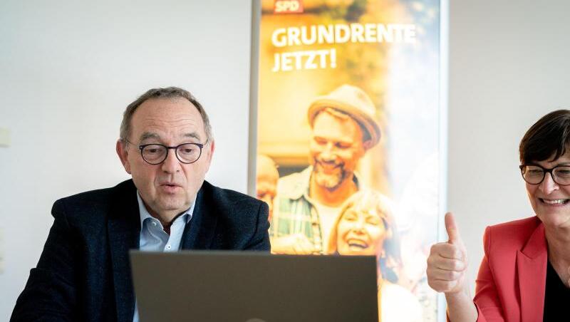 Saskia Esken, Bundesvorsitzende der SPD, und Norbert Walter-Borjans, Bundesvorsitzender der SPD, während einer Online-Pressekonferenz. Saskia Esken, Bundesvorsitzende der SPD, und Norbert Walter-Borjans, Bundesvorsitzender der SPD, während einer Online-Pressekonferenz.