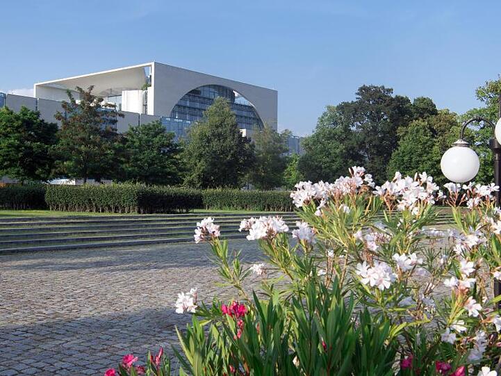 Rund um das Bundeskanzleramt ist es grün: Der Amtssitz der Kanzlerin liegt im Berliner Tiergarten.