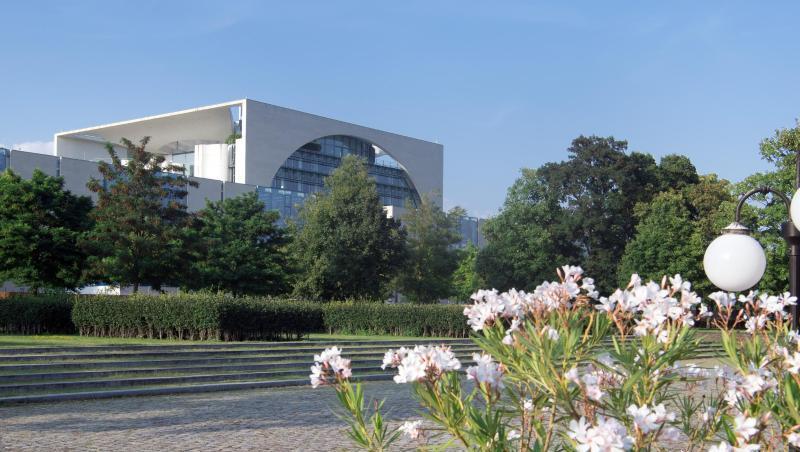 Rund um das Bundeskanzleramt ist es grün: Der Amtssitz der Kanzlerin liegt im Berliner Tiergarten. Rund um das Bundeskanzleramt ist es grün: Der Amtssitz der Kanzlerin liegt im Berliner Tiergarten.