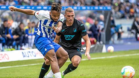 Hertha-Profi Chidera Ejuke (l) ist vor Grischa Prömel am Ball.