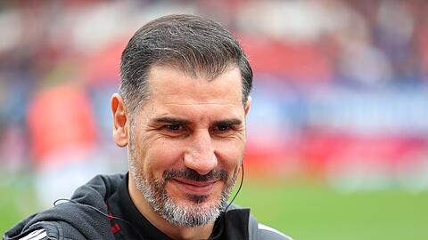 Der Nürnberger Trainer Cristian Fiel steht vor Spielbeginn auf dem Platz.