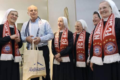 Die Kongregation der Barmherzigen Schwestern vom heiligen Vinzenz von Paul besucht Bayern-Manager Uli Hoeneß.