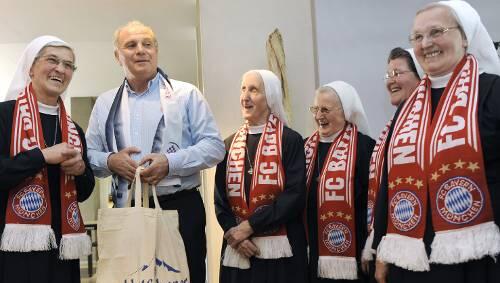 Die Kongregation der Barmherzigen Schwestern vom heiligen Vinzenz von Paul besucht Bayern-Manager Uli Hoeneß. Die Kongregation der Barmherzigen Schwestern vom heiligen Vinzenz von Paul besucht Bayern-Manager Uli Hoeneß.