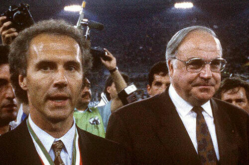 In der Sonne der Sieger: Bundeskanzler Helmut Kohl 1990 mit Franz Beckenbauer auf dem Rasen von Rom nach dem WM-Sieg.
