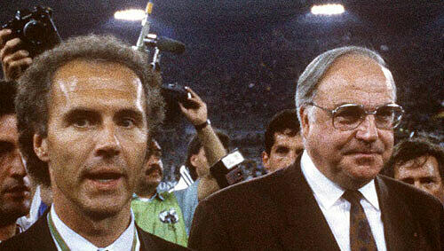 In der Sonne der Sieger: Bundeskanzler Helmut Kohl 1990 mit Franz Beckenbauer auf dem Rasen von Rom nach dem WM-Sieg. In der Sonne der Sieger: Bundeskanzler Helmut Kohl 1990 mit Franz Beckenbauer auf dem Rasen von Rom nach dem WM-Sieg.