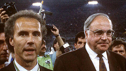 In der Sonne der Sieger: Bundeskanzler Helmut Kohl 1990 mit Franz Beckenbauer auf dem Rasen von Rom nach dem WM-Sieg.