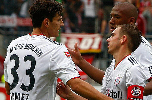 Mario Gomez (l.) und Philipp Lahm freuen sich über das 3:0 des FC Bayern München in Kaiserslautern.