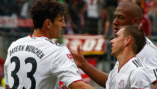 Mario Gomez (l.) und Philipp Lahm freuen sich über das 3:0 des FC Bayern München in Kaiserslautern. Mario Gomez (l.) und Philipp Lahm freuen sich über das 3:0 des FC Bayern München in Kaiserslautern.