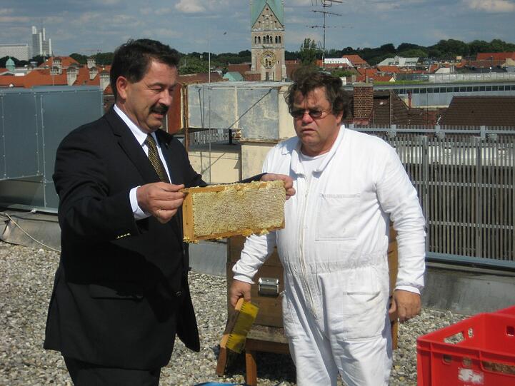 ...mit Imker Arno Bruder.