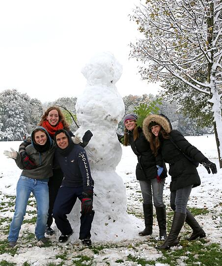 Schneemann-Bauen im Englischen Garten: So nutzen die Münchner den ersten Schnee-Sonntag des Jahres.