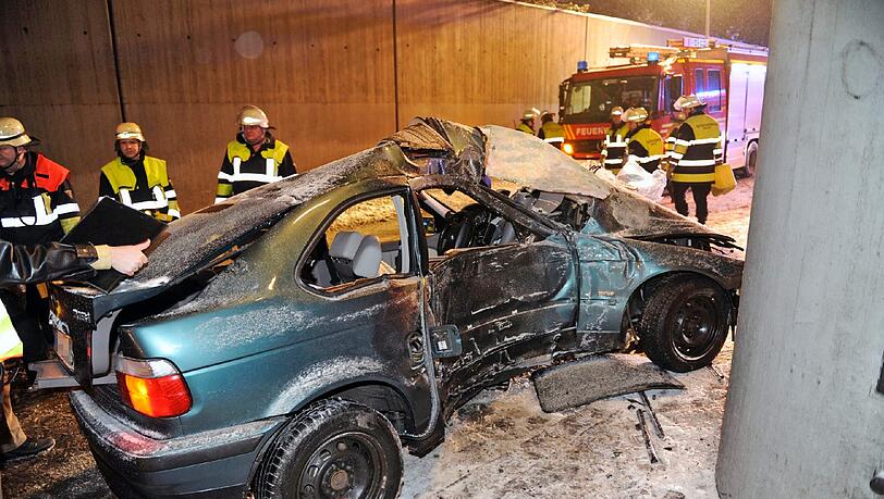 Bis die Rettungskräfte kamen und die Frau aus dem zerstörten Fahrzeug bargen, betreute sie ein anderer Verkehrsteilnehmer. Bis die Rettungskräfte kamen und die Frau aus dem zerstörten Fahrzeug bargen, betreute sie ein anderer Verkehrsteilnehmer.
