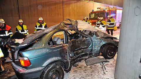 Bis die Rettungskräfte kamen und die Frau aus dem zerstörten Fahrzeug bargen, betreute sie ein anderer Verkehrsteilnehmer.