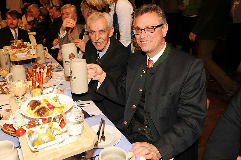 Die Löwen sind auch vertreten, mit dem Präsidenten Dieter Schneider und Siegfried Schneider, der im Aufsichtsrat sitzt.