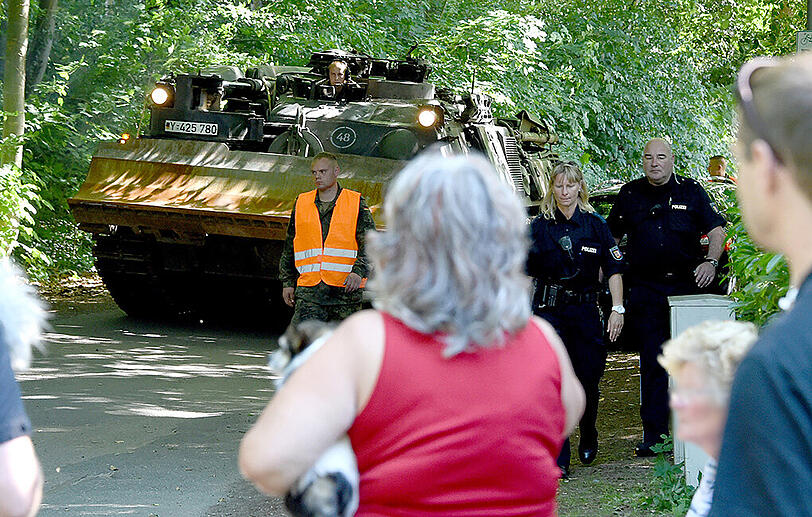 Ein Bergepanzer der Bundeswehr rollt am 02.07.2015 in Heikendorf (Schleswig-Holstein) auf ein Villengrundstück. Seit Mittwoch sind Polizei und Bundeswehr mit dem Abtransport von hier gefundenem Kriegsgerät aus dem Zweiten Weltkrieg beschäftigt. Der Panzer dient zum sicheren Abtransport der Waffen.