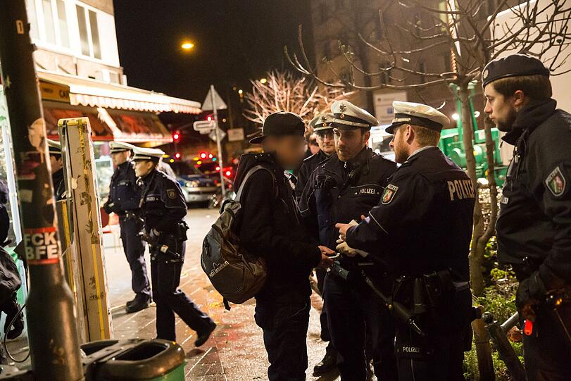 Am Samstagabend haben mehrere Hundert Polizisten im Düsseldorfer Nordafrikaner-Viertel Maghreb mehr als sechs Stunden lang Personen kontrolliert und Räume durchsucht.