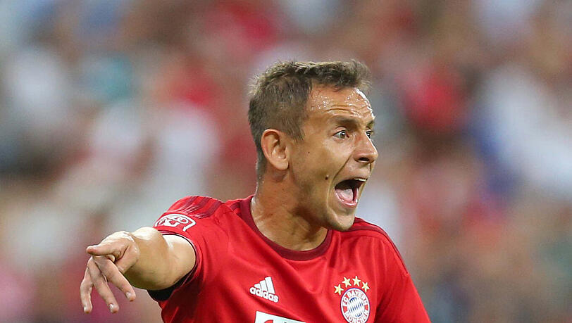 Der Rechtsverteidiger mahnt: Rafinha vor dem Bayern-Spiel gegen Mainz. Der Rechtsverteidiger mahnt: Rafinha vor dem Bayern-Spiel gegen Mainz.
