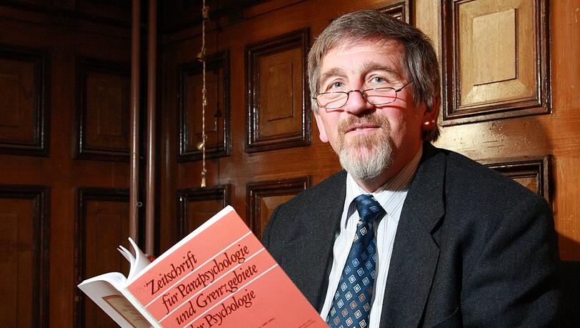 "Opfergaben an gute und böse Geister waren zu allen Zeiten in allen Regionen üblich": der promovierte Psychologe und Physiker Walter von Lucadou. "Opfergaben an gute und böse Geister waren zu allen Zeiten in allen Regionen üblich": der promovierte Psychologe und Physiker Walter von Lucadou.