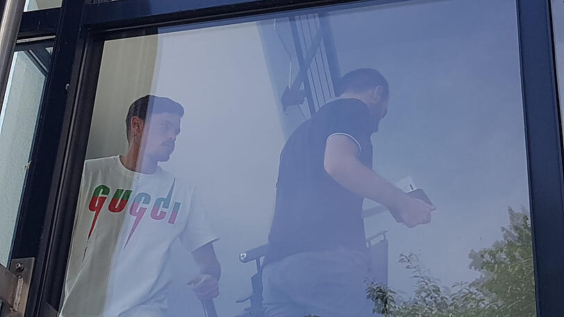 Löwen-Neuzugang Dennis Erdmann (l.) am Dienstag auf dem Vereinsgelände des TSV 1860.