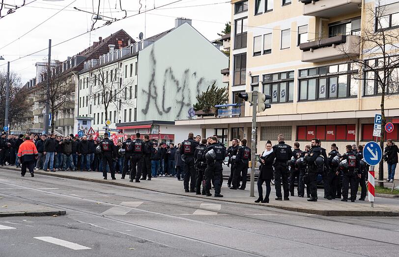 Die Fans des FC Bayern versammelten sich am Vormittag am Sendlinger Tor und reisten von dort aus weiter zum Wettersteinplatz.