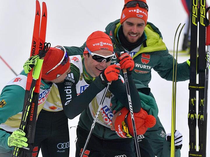 Vinzenz Geiger (M), Fabian Rießle (l), Johannes Rydzek und Eric Frenzel freuen sich über den zweiten Platz.