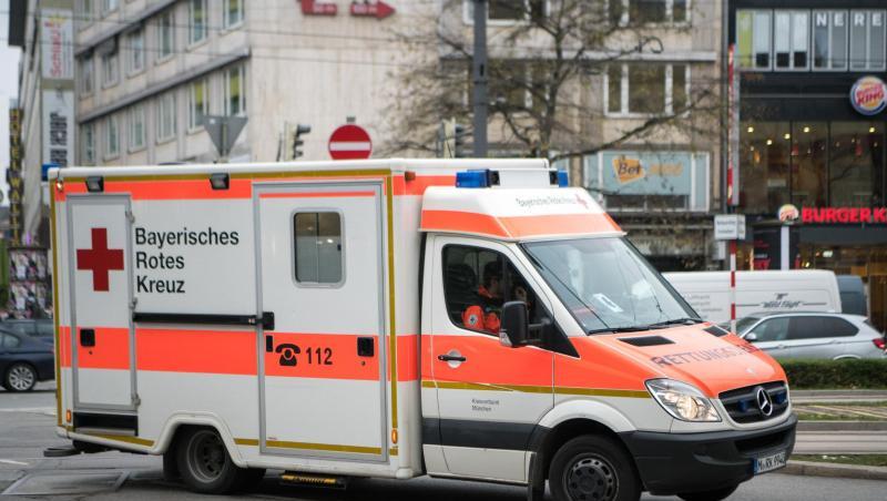 Eine Krankenwagen fährt durch die Innenstadt. Foto: Peter Kneffel/Archivbild Eine Krankenwagen fährt durch die Innenstadt. Foto: Peter Kneffel/Archivbild
